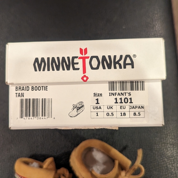 Minnetonka Moccasins 1101 - Infants Braid on Cuff Bootie - Tan Suede Size 1 - Picture 2 of 4